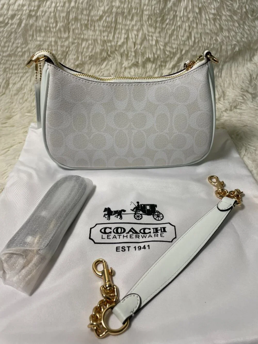 Coach Teri Shoulder Bag In Signature Canvas - Picture 3 of 8